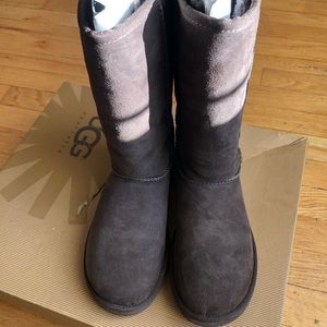 UGG class tall boot 5815 chocolate size 5
